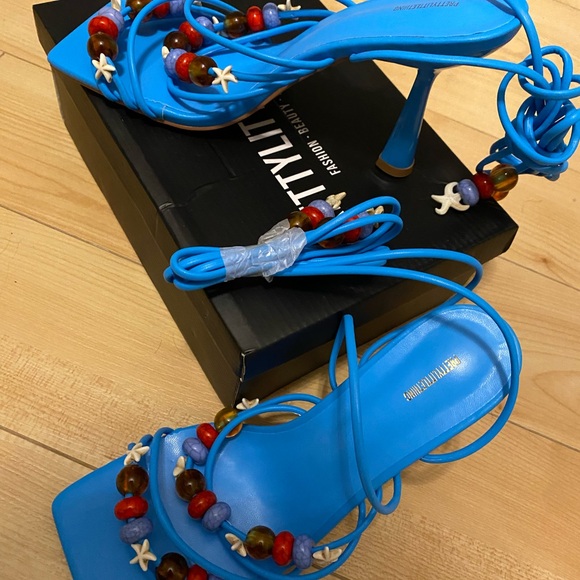 PrettyLittleThing Blue PU Square Toe Shell And Beaded Detail Mid Heeled Sandals - Picture 2 of 5